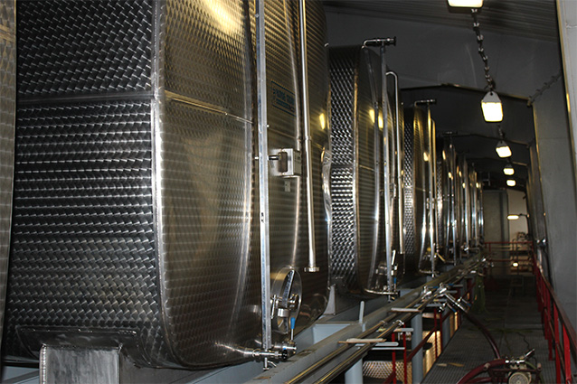Stainless steel tanks for ageing spirits